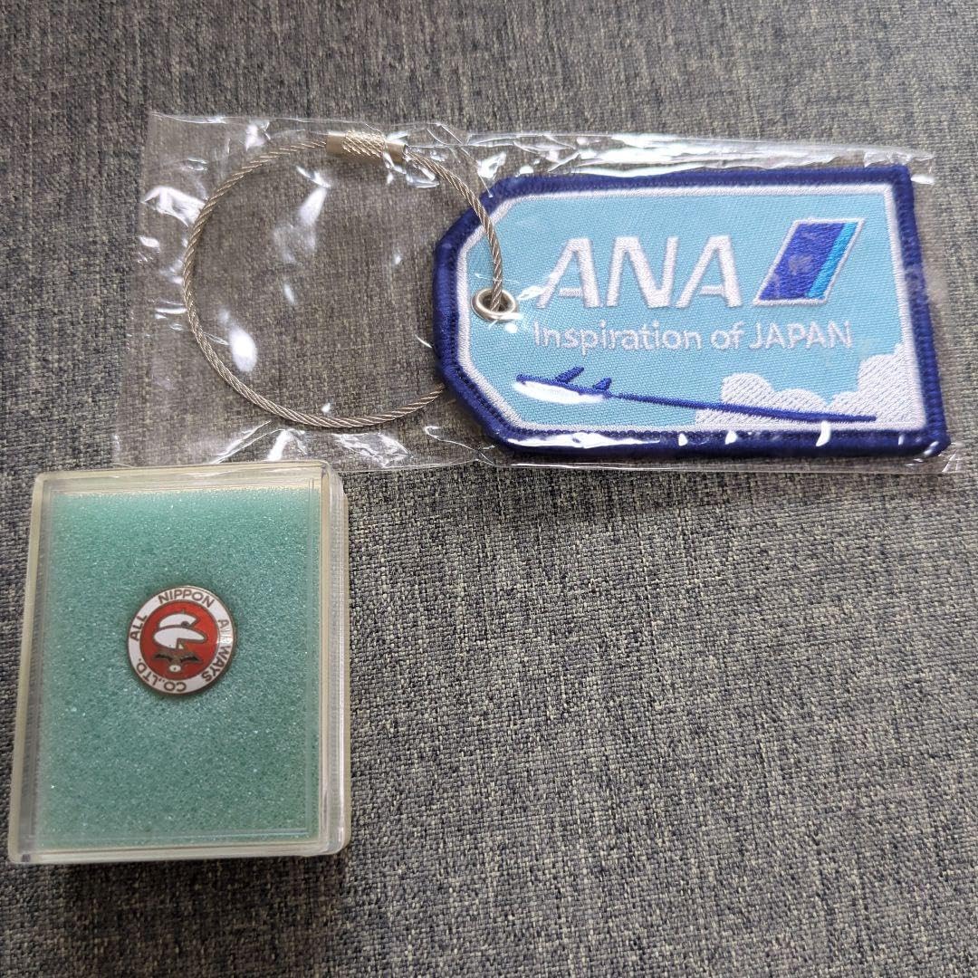 ANA 純正　社章　ピンバッジ Amazon.co.jp: ANA 純正 社章 ピンバッジ ＆ バゲージタグ
